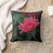 緑の背景の鮮やかなピンクのガーベラのデイジー クッション (ブランケット)