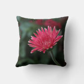 緑の背景の鮮やかなピンクのガーベラのデイジー クッション (裏面)