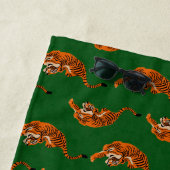 緑の背景を持つタイガーパターン ビーチタオル (インサイチュ)