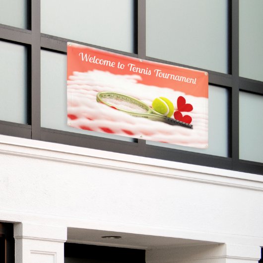 緑の背景バナーのテニスウェルカムサイン 横断幕 (ビルの外側)