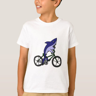 緑の自転車に乗っているおもしろいのヨシキリザメ Tシャツ