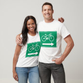 緑の自転車経路右矢印案内標識 Tシャツ (ユニセックス)