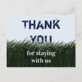 緑の芝生と空のゲスト感謝メッセージ ポストカード (正面)