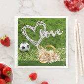 緑の芝生の上にサッカーボールが置かれたウェディングをテーマにしたもの (インサイチュ)