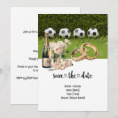 緑の芝生の上にボールがあるサッカーウェディングテーマ 招待状 (正面/裏面)