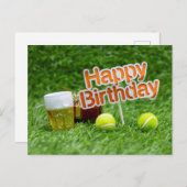 緑の芝生の上にボールとギフトがあるテニスの誕生日 ポストカード (正面/裏面)