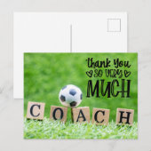 緑の芝生の上のサッカーボールとコーチへの感謝 ポストカード (正面/裏面)