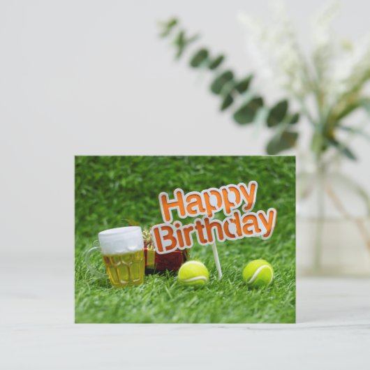 緑の芝生の上のボールとプレゼントを使ったテニスの誕生日 ポストカード (スタンド正面)