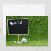 緑の芝生の上の白いチョークボードを持つゴルフボール 招待状 (正面/裏面)