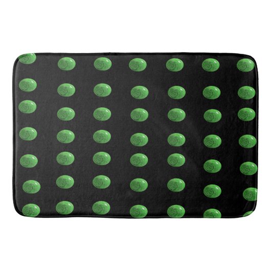 緑の芝生の上の黒いボウル バスマット (正面)
