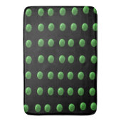 緑の芝生の上の黒いボウル バスマット (正面縦)