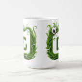 緑の芝生の文字Gとサッカーボール コーヒーマグカップ (中央)