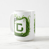緑の芝生の文字Gとサッカーボール コーヒーマグカップ (正面左)