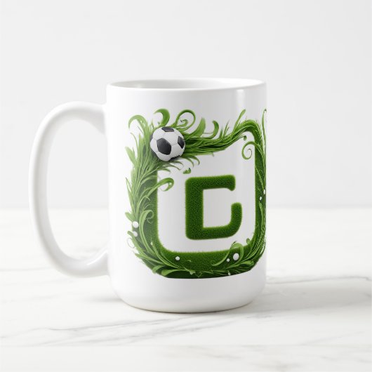 緑の芝生の文字Gとサッカーボール コーヒーマグカップ (左)
