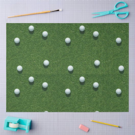 緑の芝生の背景にゴルフボール 薄葉紙 (クラフト)