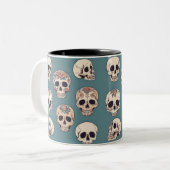 緑の花のスカルでハロウィンカラフルをアニメート ツートーンマグカップ (正面左)