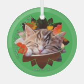 緑の花のフレームに入ったカスタム猫の写真  ガラスオーナメント (正面)
