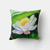 緑の花の上の白いユリ離れの花 クッション (裏面)