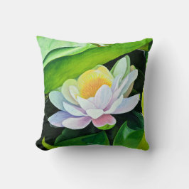 緑の花の上の白いユリ離れの花 クッション