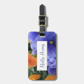 緑の花の写真4810を持つ紫色及びオレンジパンジー ラゲッジタグ (正面縦)