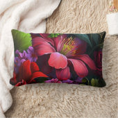 緑の花の模様を持つ深く赤いハイビスカス ランバークッション (ブランケット)