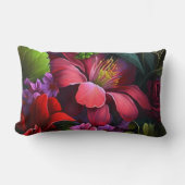 緑の花の模様を持つ深く赤いハイビスカス ランバークッション (正面)