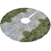 緑の苔と大地の自然アート ブラッシュドポリエステルツリースカート (アングル)