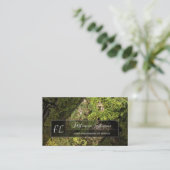 緑の苔の木の表面の灰色の三角形モノグラム 名刺 (スタンド正面)
