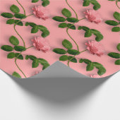 緑の茎のパターン上のピンクのバラ ラッピングペーパー (角)