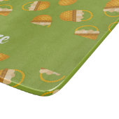 緑の茶色のバスケットに入った卵 カッティングボード (角)