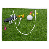 緑の草にカラフルティーを付けたゴルフボール ラージペーパーバッグ (裏面)