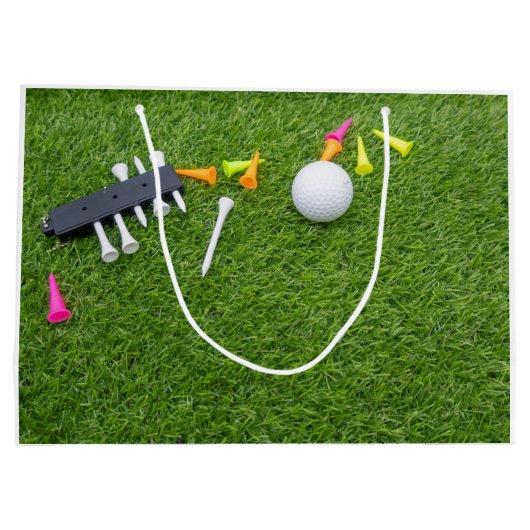 緑の草にカラフルティーを付けたゴルフボール ラージペーパーバッグ (裏面)