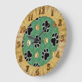 緑の草に黄丹と黒の足跡 ラージ壁時計 (傾斜)
