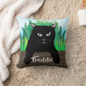 緑の草のフェンスの上に黒い猫無地の、背中 クッション (ブランケット)