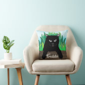 緑の草のフェンスの上に黒い猫無地の、背中 クッション (椅子)