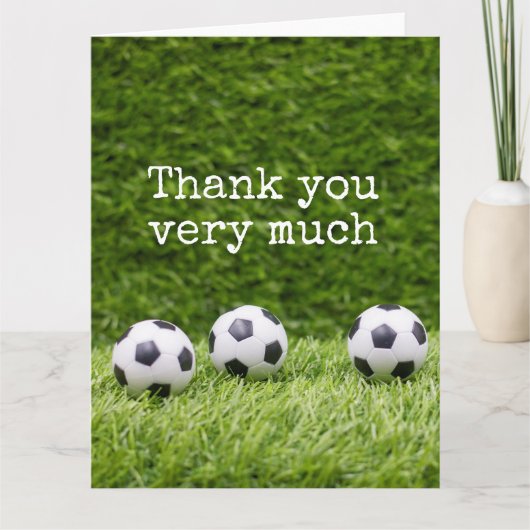 緑の草の上で「ありがとう」と言ったサッカーボール サンキューカード (正面)