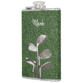 緑の草の上にゴルフアイロン フラスク (左)