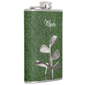 緑の草の上にゴルフアイロン フラスク (右)