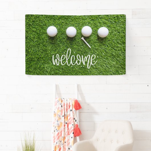 緑の草の上にゴルフボールとゴルフウェルカムサイン 横断幕 (インサイチュ)