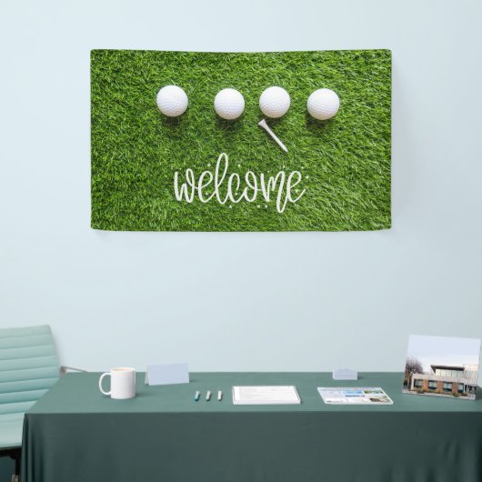 緑の草の上にゴルフボールとゴルフウェルカムサイン 横断幕 (トレードショー)