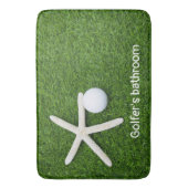 緑の草の上にゴルフボールを置いたゴルファーの浴室 バスマット (正面縦)