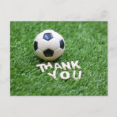 緑の草の上にサッカーのサンキューカード ポストカード (正面)