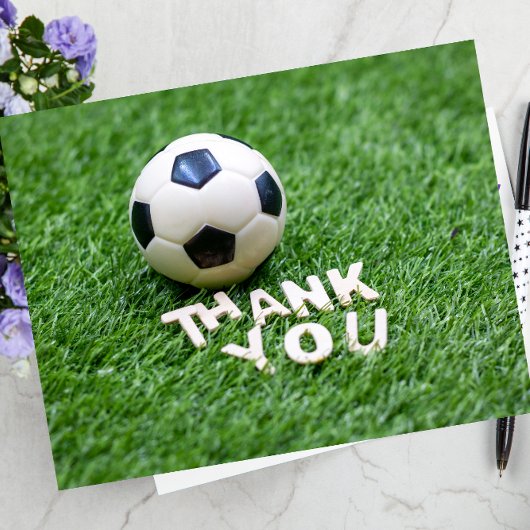 緑の草の上にサッカーのサンキューカード ポストカード