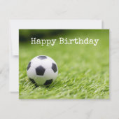 緑の草の上にサッカーボールを持つサッカー誕生日 カード (正面)