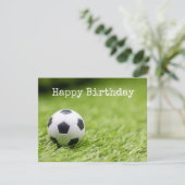 緑の草の上にサッカーボールを持つサッカー誕生日 カード (スタンド正面)