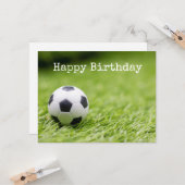 緑の草の上にサッカーボールを持つサッカー誕生日 カード (正面/裏面インサイチュ)