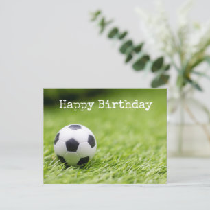 緑の草の上にサッカーボールを持つサッカー誕生日 カード