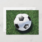 緑の草の上にサッカーボール、クローズアップ ポストカード (正面/裏面)