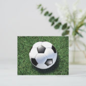 緑の草の上にサッカーボール、クローズアップ ポストカード (スタンド正面)