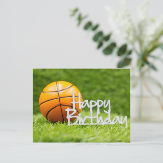 緑の草の上にハッピーバースデーの標識を付けたバスケットボール ポストカード (スタンド正面)